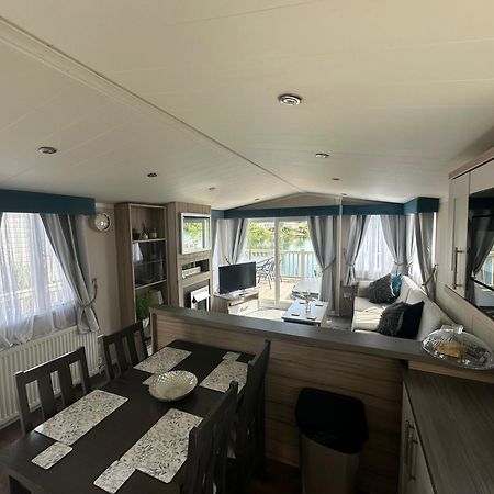 Lakeside Retreat 3 With Hot Tub, Private Fishing Peg Situated At Tattershall Lakes Country Park Eksteriør billede