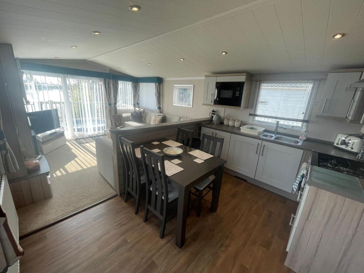 Lakeside Retreat 3 With Hot Tub, Private Fishing Peg Situated At Tattershall Lakes Country Park Eksteriør billede
