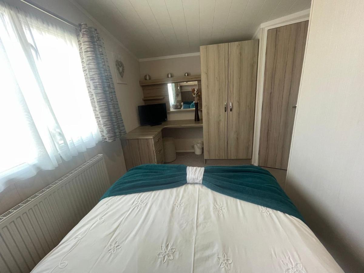 Lakeside Retreat 3 With Hot Tub, Private Fishing Peg Situated At Tattershall Lakes Country Park Eksteriør billede