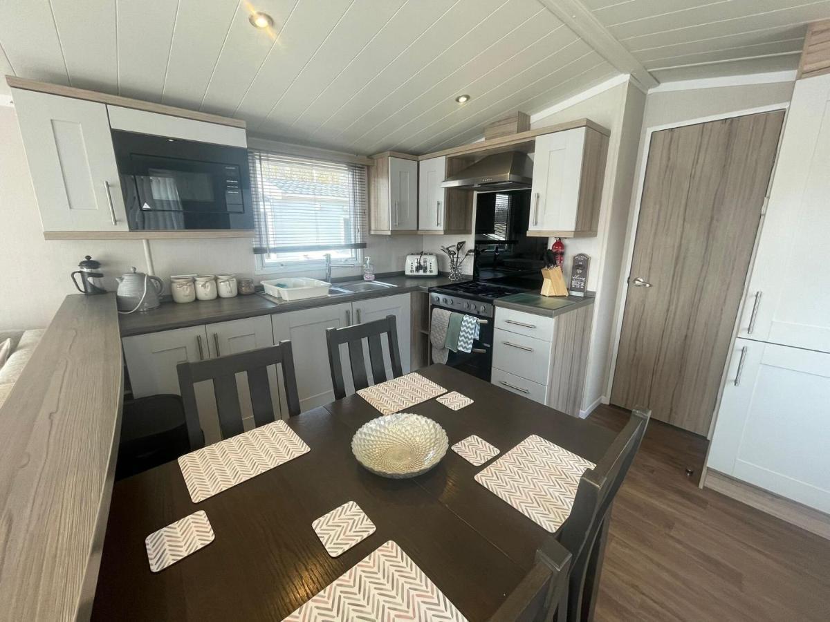Lakeside Retreat 3 With Hot Tub, Private Fishing Peg Situated At Tattershall Lakes Country Park Eksteriør billede