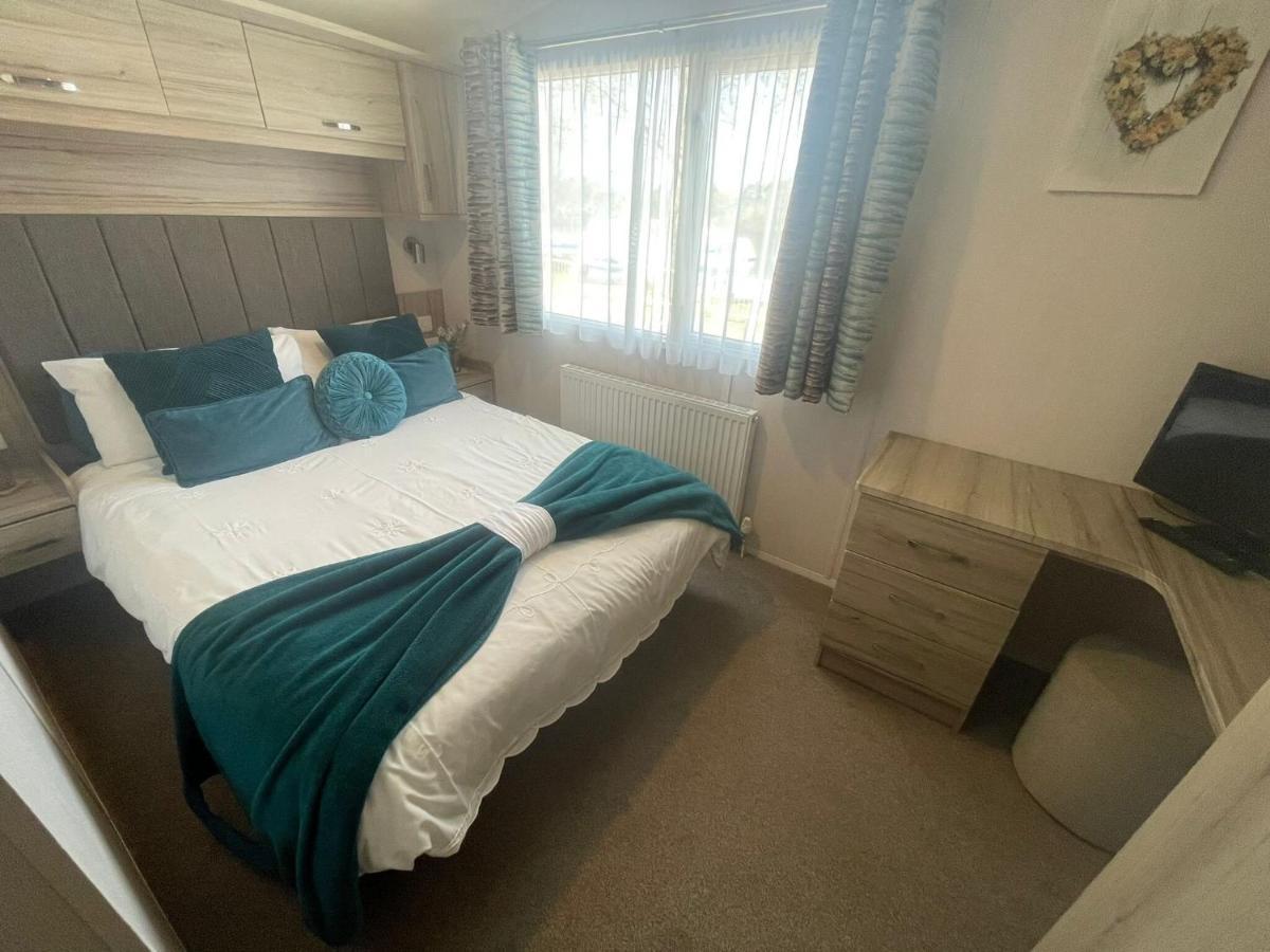 Lakeside Retreat 3 With Hot Tub, Private Fishing Peg Situated At Tattershall Lakes Country Park Eksteriør billede