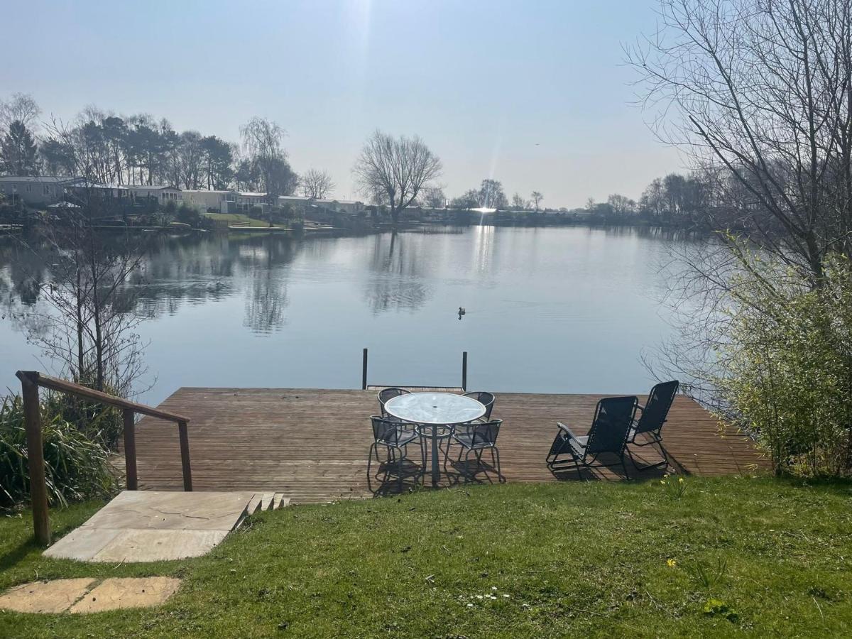Lakeside Retreat 3 With Hot Tub, Private Fishing Peg Situated At Tattershall Lakes Country Park Eksteriør billede