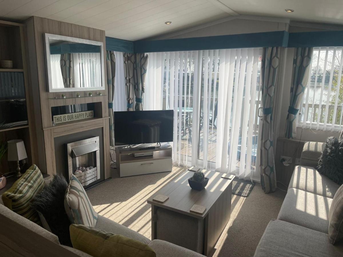 Lakeside Retreat 3 With Hot Tub, Private Fishing Peg Situated At Tattershall Lakes Country Park Eksteriør billede