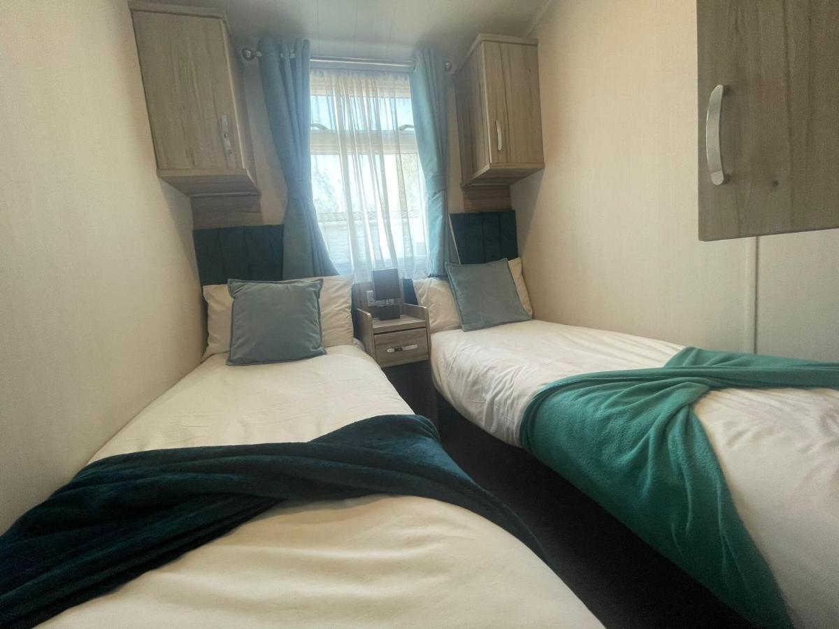 Lakeside Retreat 3 With Hot Tub, Private Fishing Peg Situated At Tattershall Lakes Country Park Eksteriør billede
