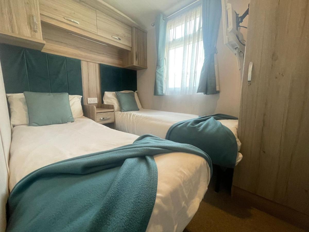 Lakeside Retreat 3 With Hot Tub, Private Fishing Peg Situated At Tattershall Lakes Country Park Eksteriør billede