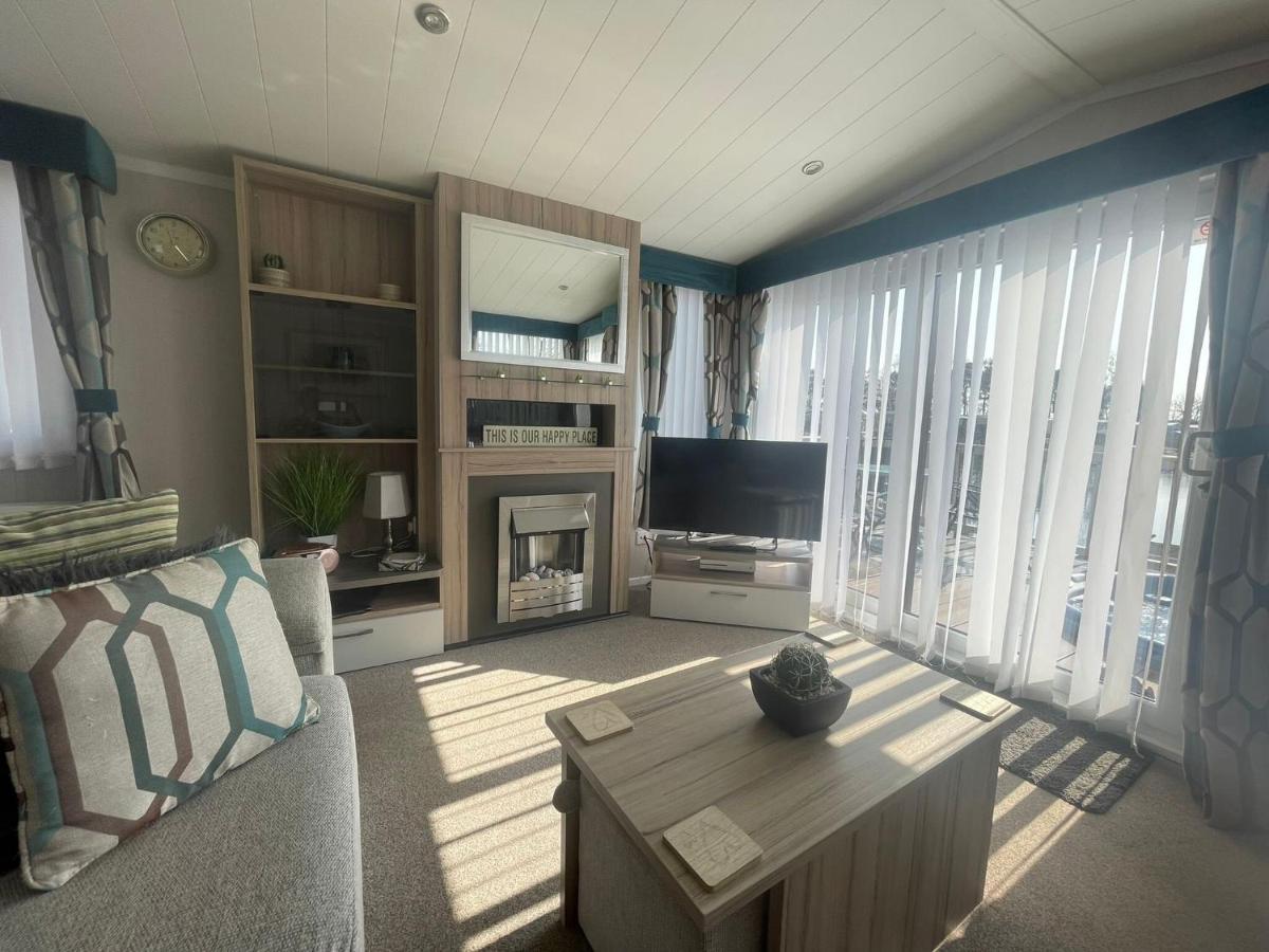 Lakeside Retreat 3 With Hot Tub, Private Fishing Peg Situated At Tattershall Lakes Country Park Eksteriør billede