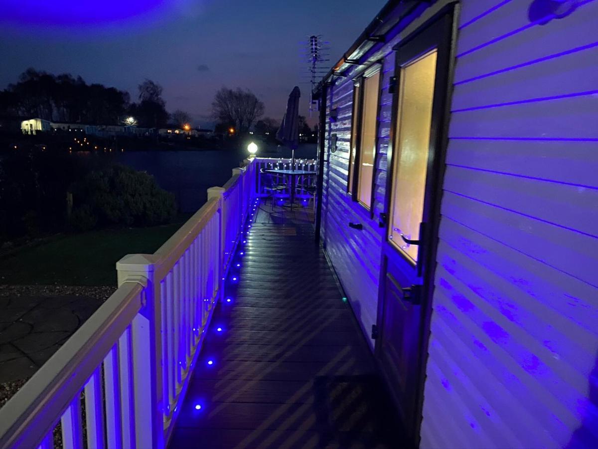 Lakeside Retreat 3 With Hot Tub, Private Fishing Peg Situated At Tattershall Lakes Country Park Eksteriør billede