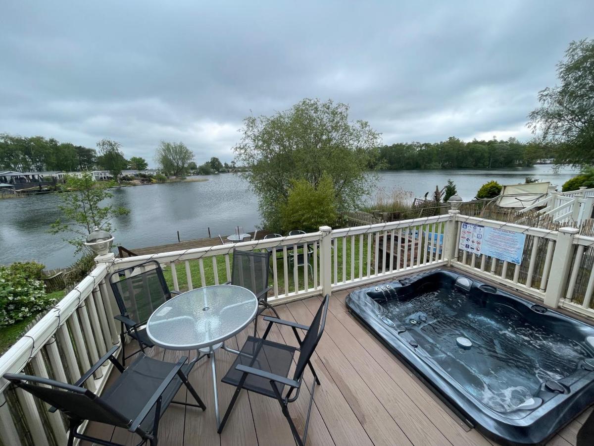 Lakeside Retreat 3 With Hot Tub, Private Fishing Peg Situated At Tattershall Lakes Country Park Eksteriør billede