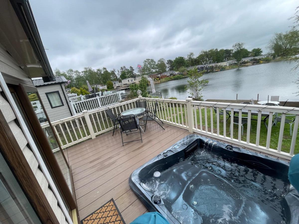 Lakeside Retreat 3 With Hot Tub, Private Fishing Peg Situated At Tattershall Lakes Country Park Eksteriør billede
