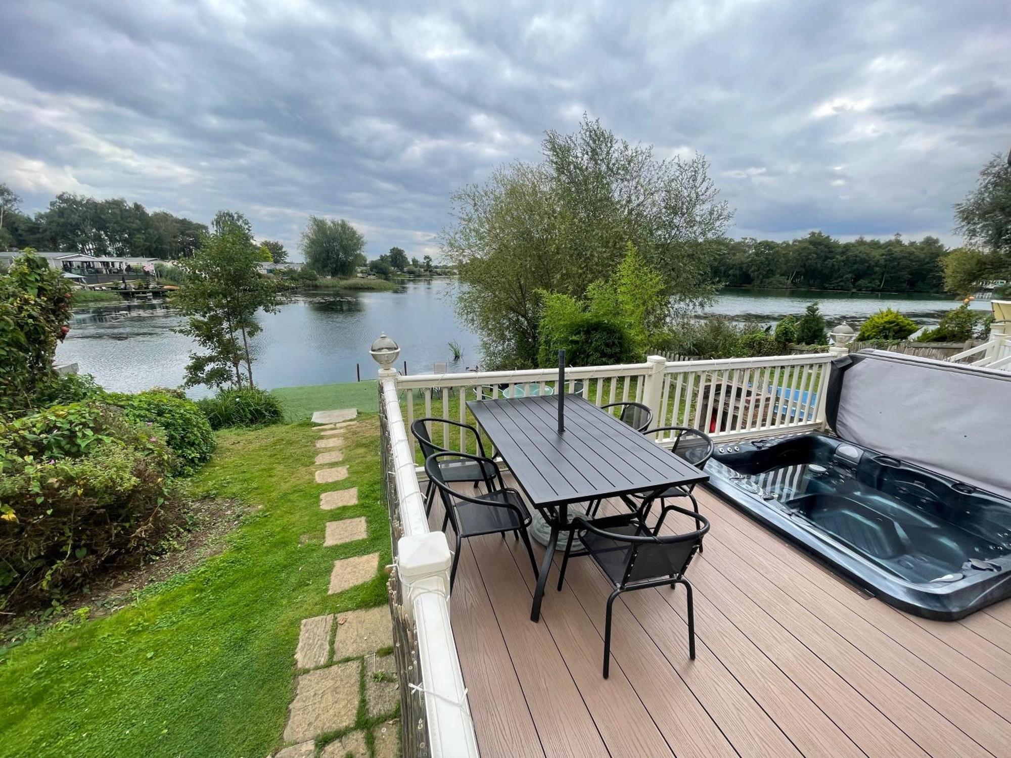 Lakeside Retreat 3 With Hot Tub, Private Fishing Peg Situated At Tattershall Lakes Country Park Eksteriør billede