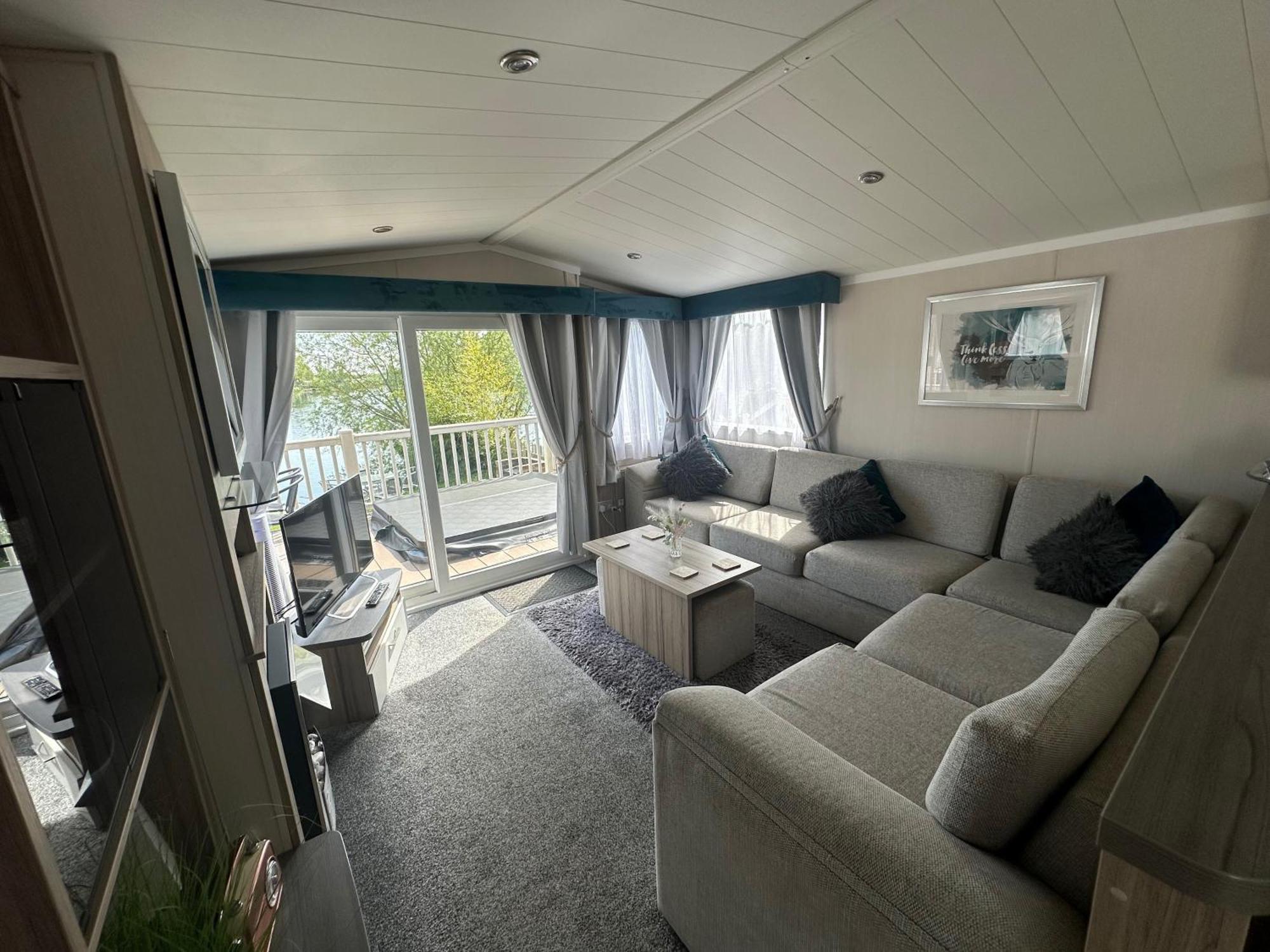 Lakeside Retreat 3 With Hot Tub, Private Fishing Peg Situated At Tattershall Lakes Country Park Eksteriør billede